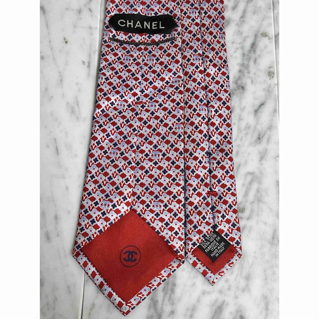 CHANEL(シャネル)の美品 現行モデル CHANEL カメリア 花柄 ココマーク レッド系 メンズのファッション小物(ネクタイ)の商品写真