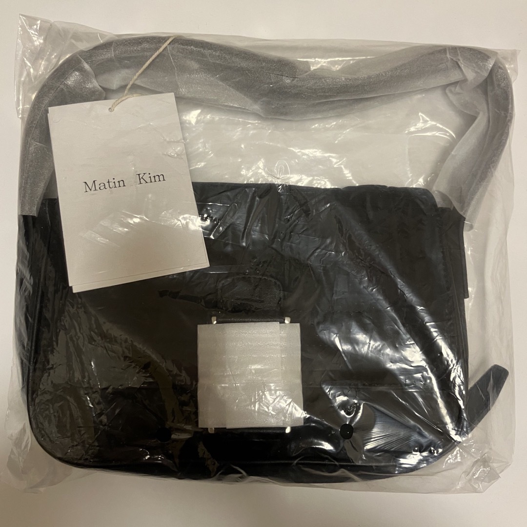 Matin kim マーティンキム ミニバックル ショルダーバッグBlack レディースのバッグ(ショルダーバッグ)の商品写真