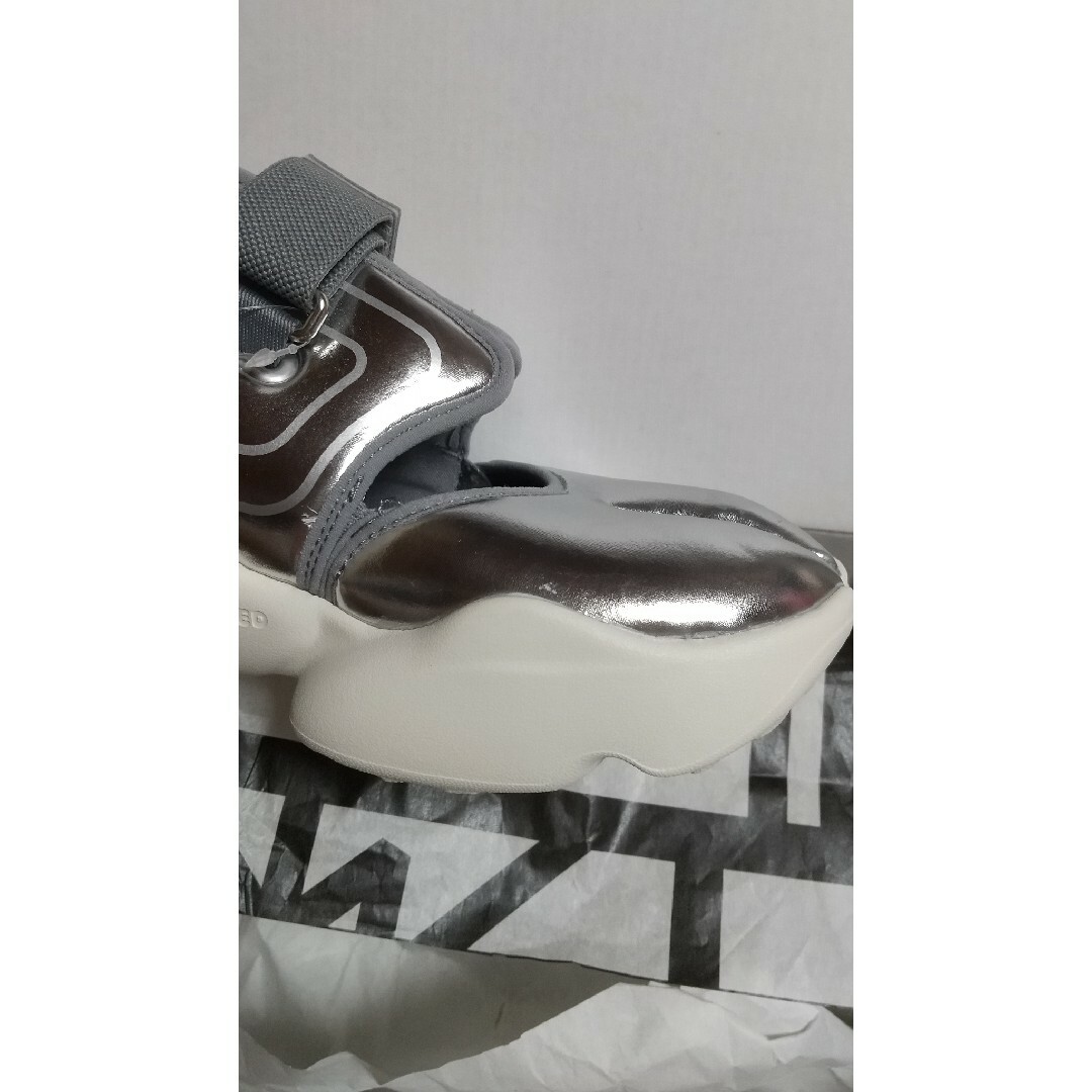 NIKE(ナイキ)の激レア 新品タグ付 NIKE アクアリフト シルバー 25.5 AQUARIFT レディースの靴/シューズ(スニーカー)の商品写真