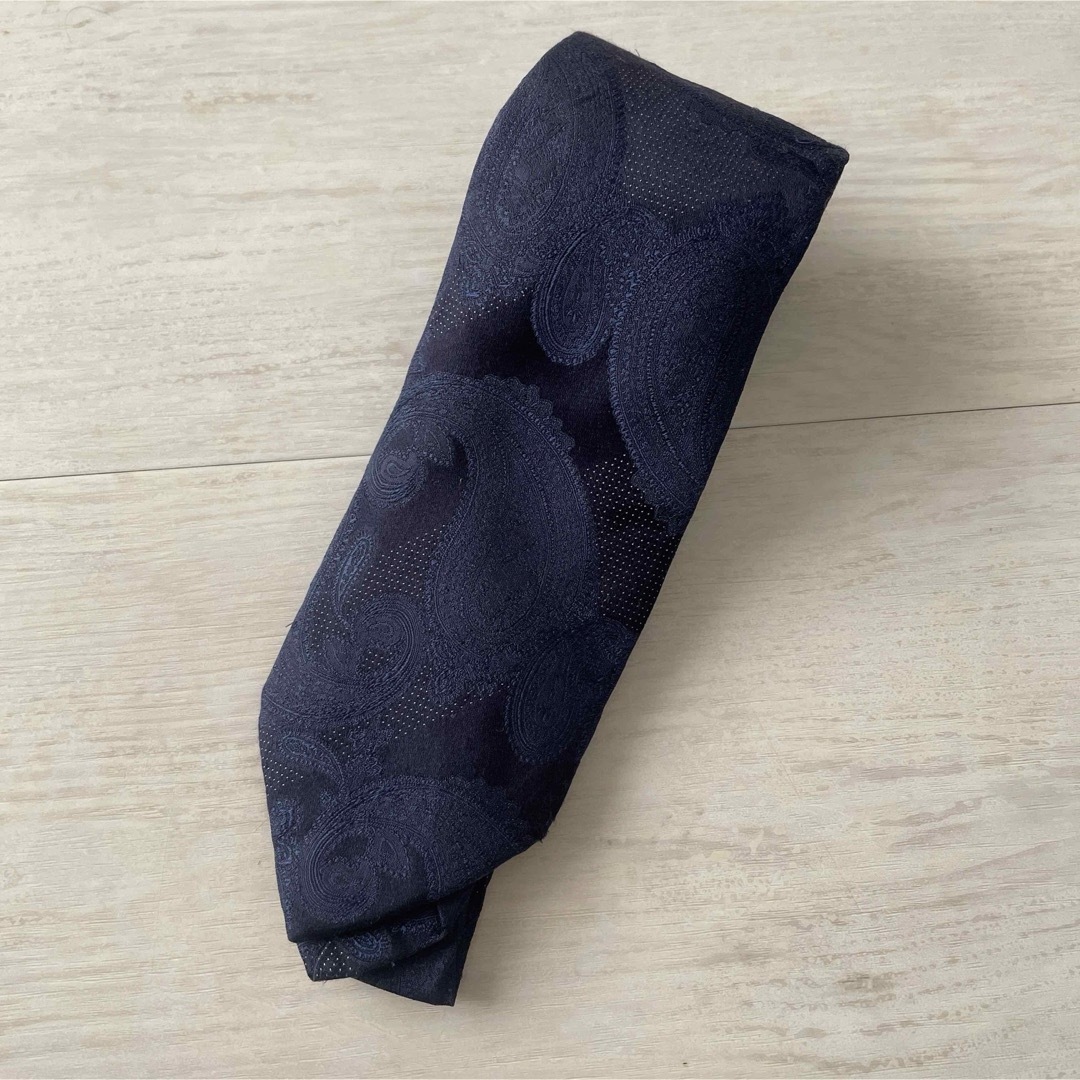 青山(アオヤマ)のスーツの青山　ネクタイ　ネイビー　ペイズリー柄 メンズのファッション小物(ネクタイ)の商品写真