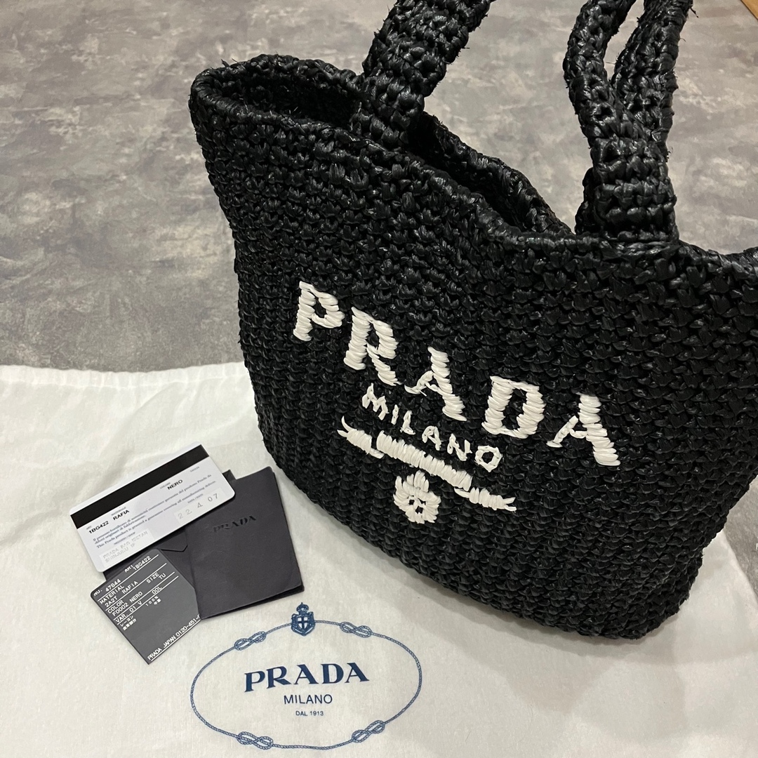 PRADA(プラダ)のプラダ　ラフィア　ブラック　トートバッグ　ショルダーバッグ　ラフィア　ストロー レディースのバッグ(トートバッグ)の商品写真