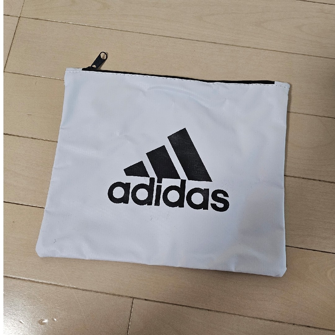 adidas(アディダス)のadidas 白×黒 デカロゴ ビニールポーチ アディダス メンズのファッション小物(その他)の商品写真