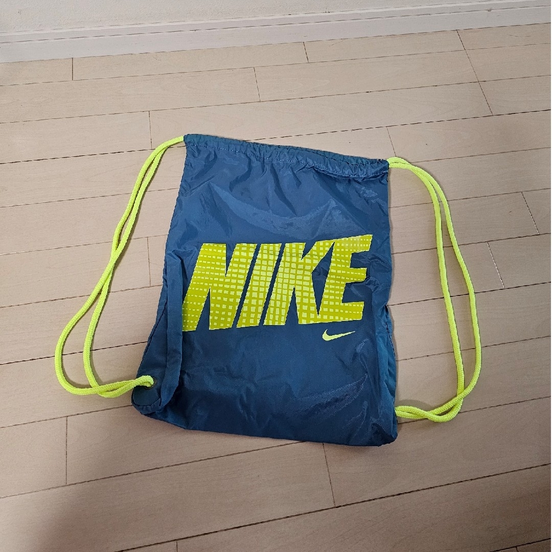 NIKE(ナイキ)のNIKE 藍色×ネオンイエロー ナップザックナイキ リュック バッグ メンズのバッグ(バッグパック/リュック)の商品写真