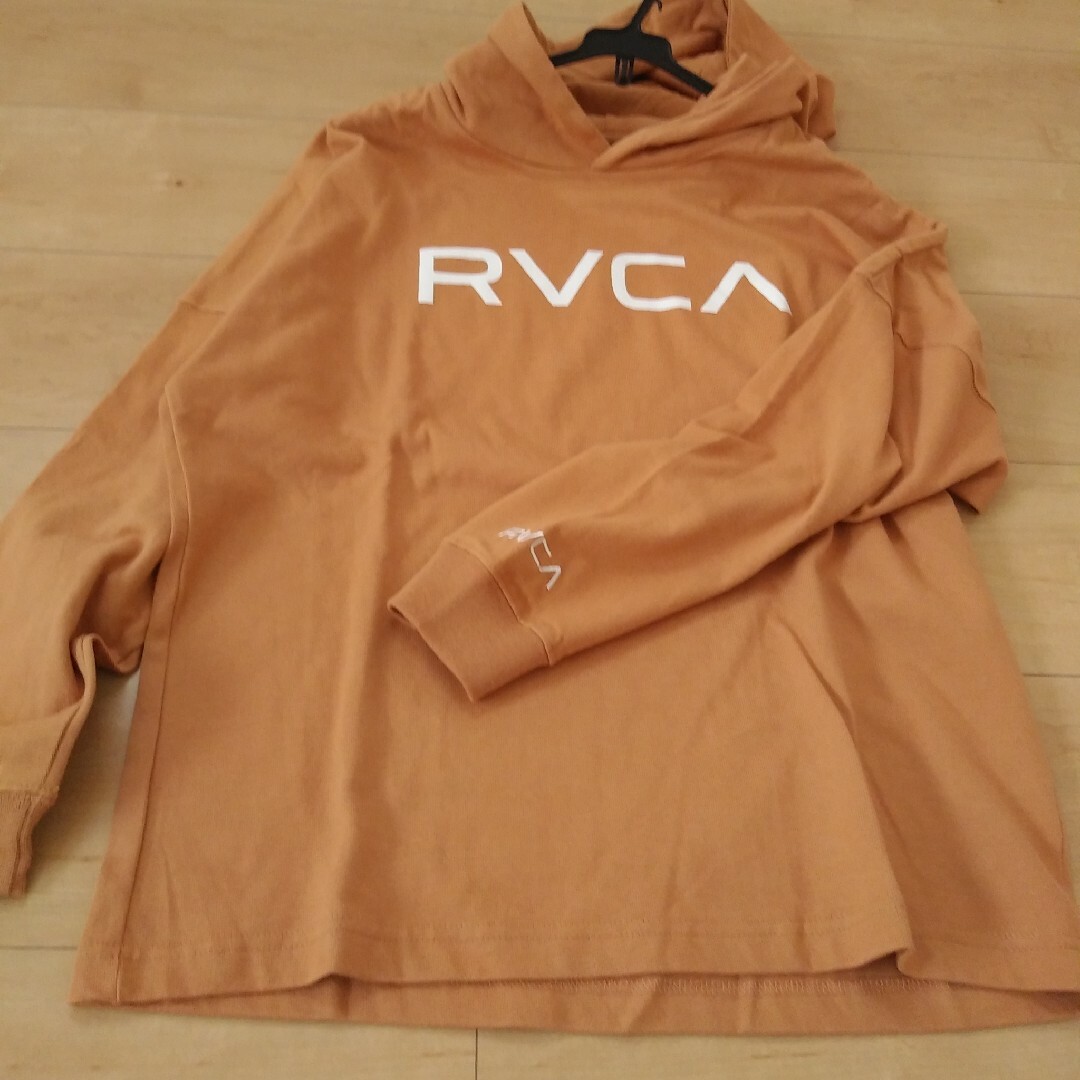 RVCA(ルーカ)のレディース　パーカー　RVCA 　ルーカ 　長袖　フード付き　ビックロゴ レディースのトップス(パーカー)の商品写真