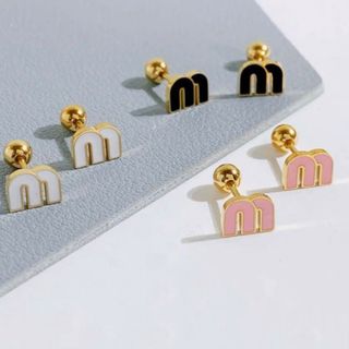 ミュウミュウ(miumiu)のmiumiu   mロゴピアス　ホワイト(ピアス)