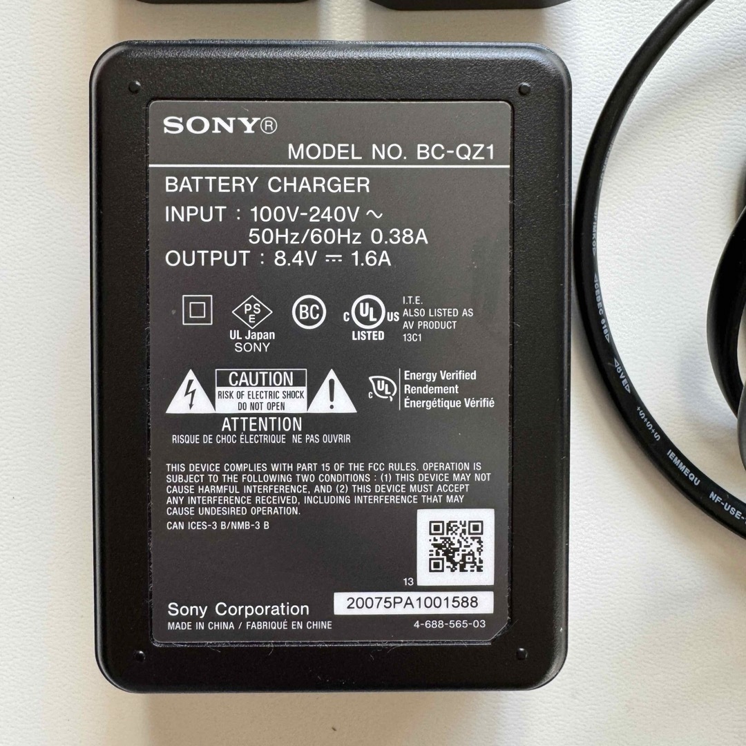 SONY(ソニー)のSONY バッテリーチャージャー BC-QZ1＋電池2個付き スマホ/家電/カメラのカメラ(その他)の商品写真