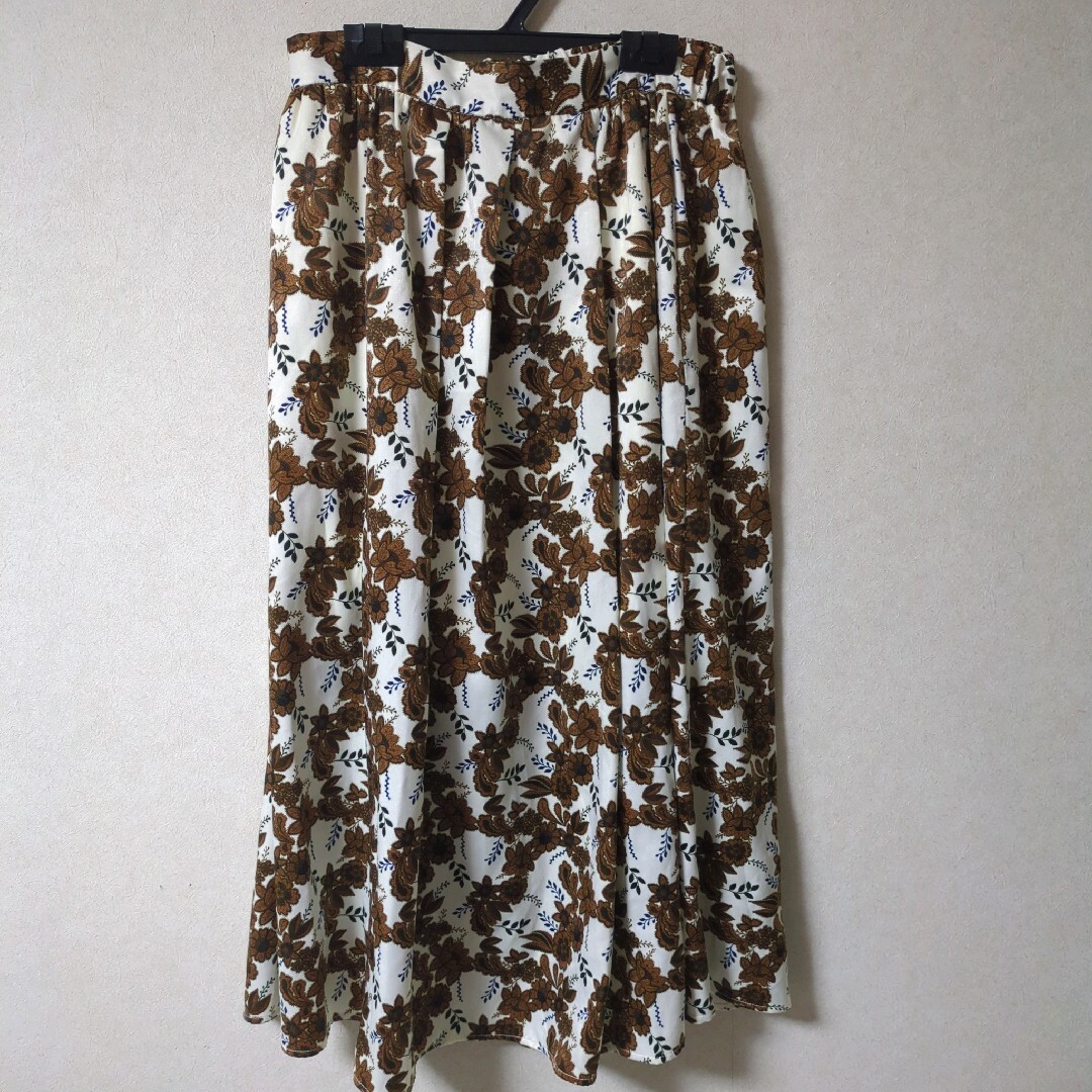 GU(ジーユー)のXL　LL　ジーユー　GU　レトロ　花柄　ロングスカート　大きいサイズ　大きめ レディースのスカート(ロングスカート)の商品写真