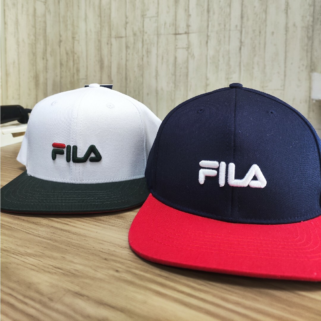 FILA(フィラ)のFILAキャップ2点セット 赤+グリーン-#フィラ男女兼用帽子#アウトドア メンズの帽子(キャップ)の商品写真