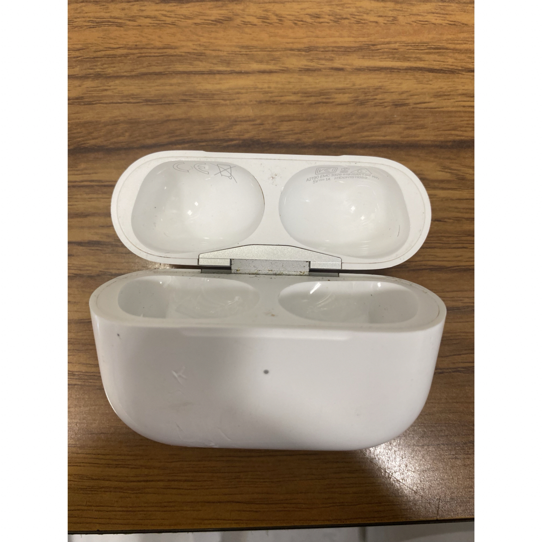 AirPods Pro 充電器のみ　正規品　第一世代 スマホ/家電/カメラのオーディオ機器(ヘッドフォン/イヤフォン)の商品写真