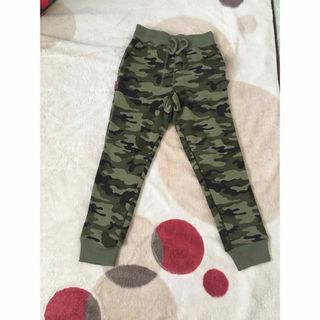 ギャップキッズ(GAP Kids)の新品　未使用　ギャップキッズ　パンツ130 迷彩(パンツ/スパッツ)