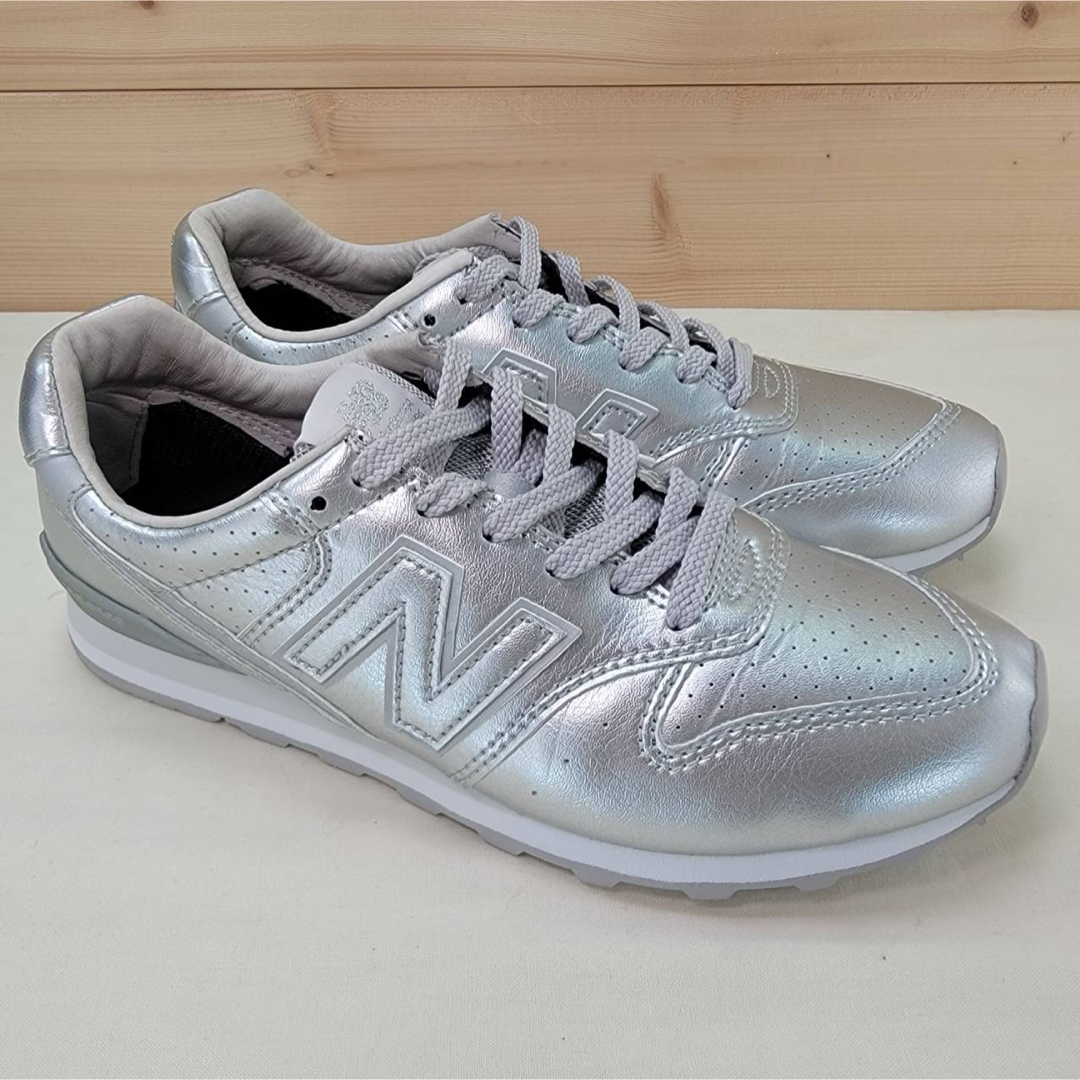 996（New Balance）(キュウキュウロク)のニューバランス WL996ALS シルバー 24cm レディースの靴/シューズ(スニーカー)の商品写真