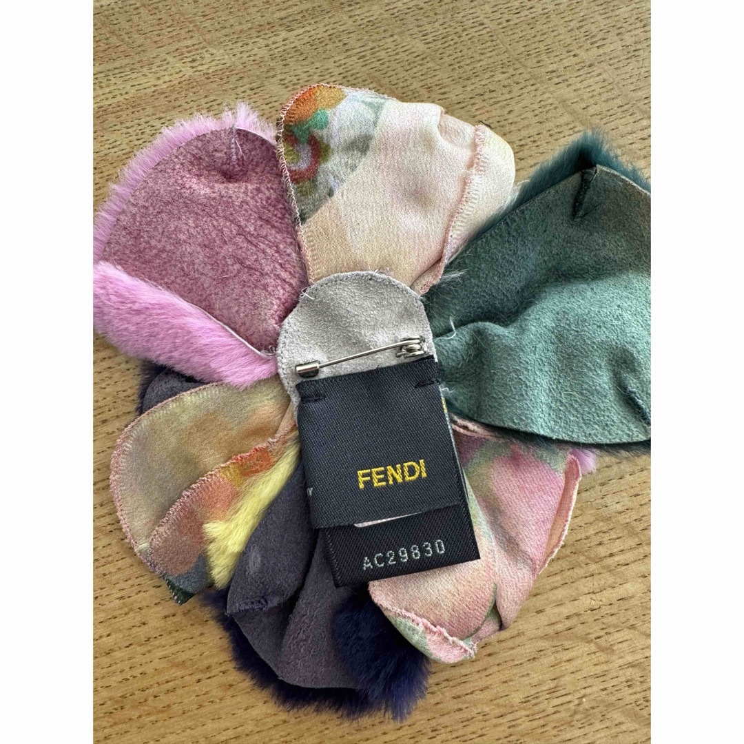 FENDI(フェンディ)のフェンディ　ミンク　ブローチ　美品 レディースのアクセサリー(ブローチ/コサージュ)の商品写真