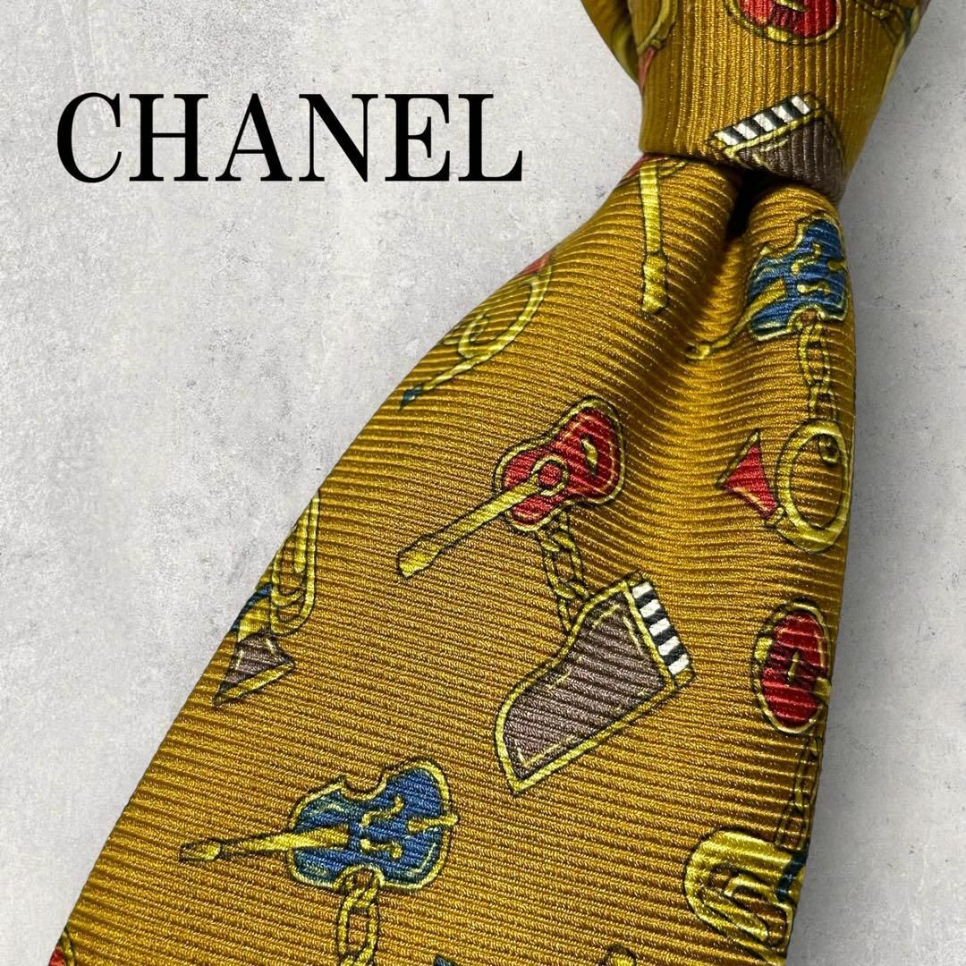 CHANEL(シャネル)の美品 CHANEL シャネル 楽器柄 キーホルダー ネクタイ マスタード 黄土色 メンズのファッション小物(ネクタイ)の商品写真