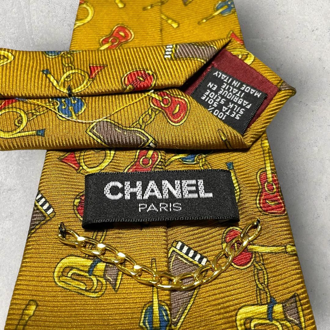 CHANEL(シャネル)の美品 CHANEL シャネル 楽器柄 キーホルダー ネクタイ マスタード 黄土色 メンズのファッション小物(ネクタイ)の商品写真