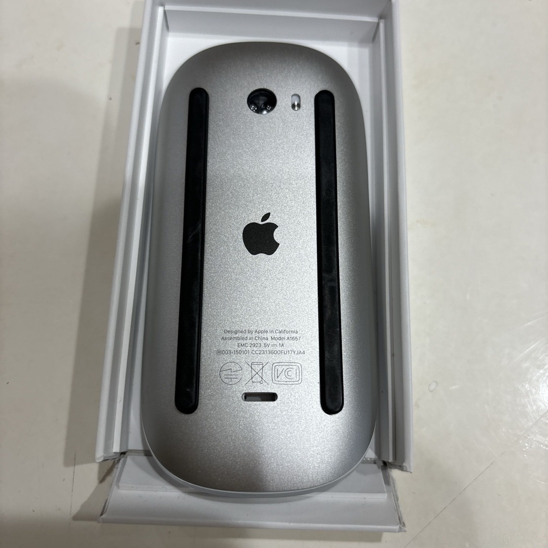 APPLE Magic Mouse MK2E3J/A スマホ/家電/カメラのPC/タブレット(PC周辺機器)の商品写真