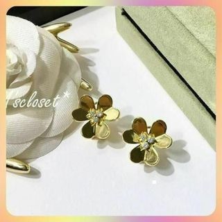 ★クローバーピアス★　花　フラワー　ゴールド　芸能人 おおぶり　金　クローバー(ピアス)