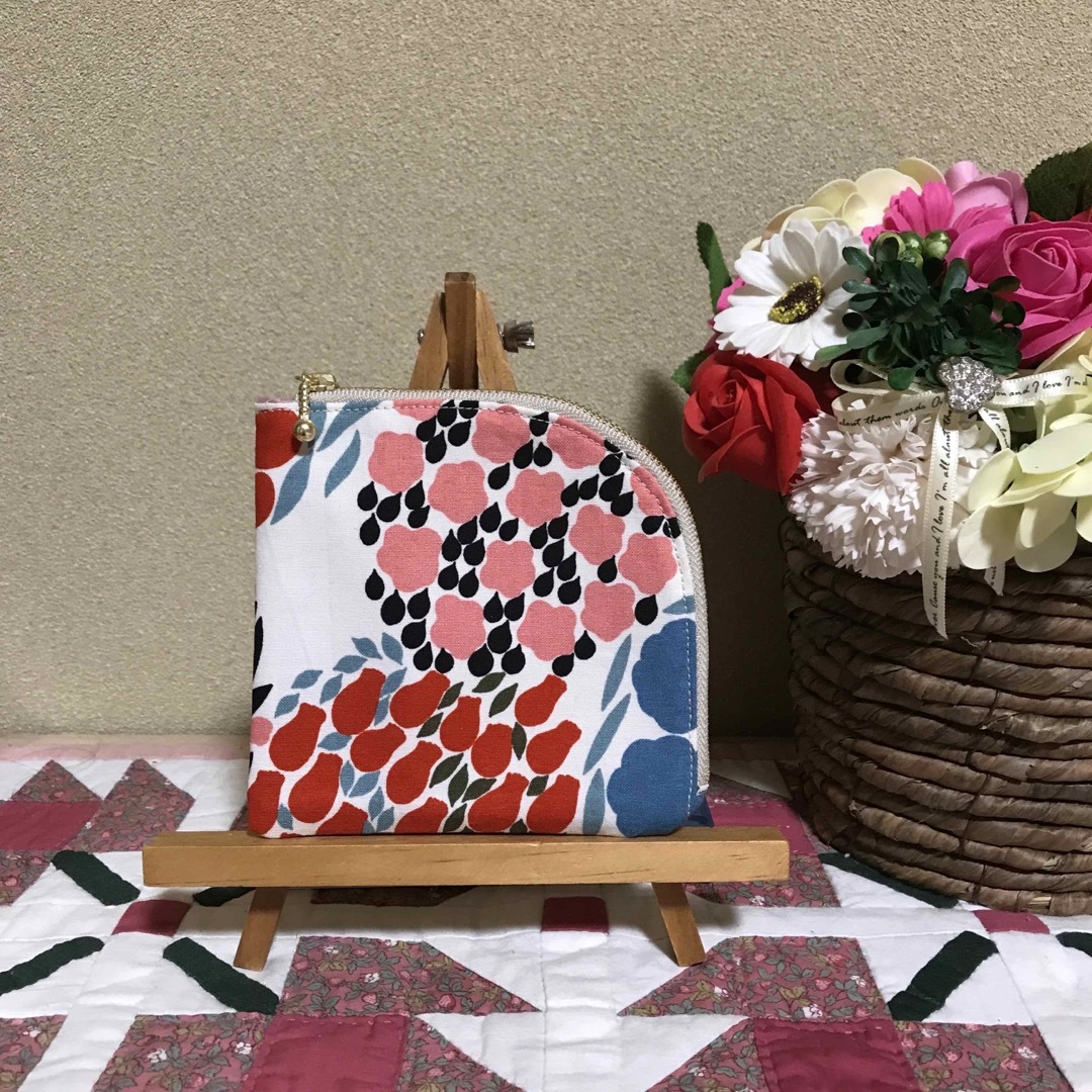 marimekko(マリメッコ)のマリメッコ    生地　ハンドメイド　ヴァスキナ　レッド　L字型ポーチ ハンドメイドのファッション小物(ポーチ)の商品写真