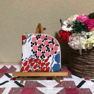 マリメッコ(marimekko)のマリメッコ    生地　ハンドメイド　ヴァスキナ　レッド　L字型ポーチ(ポーチ)