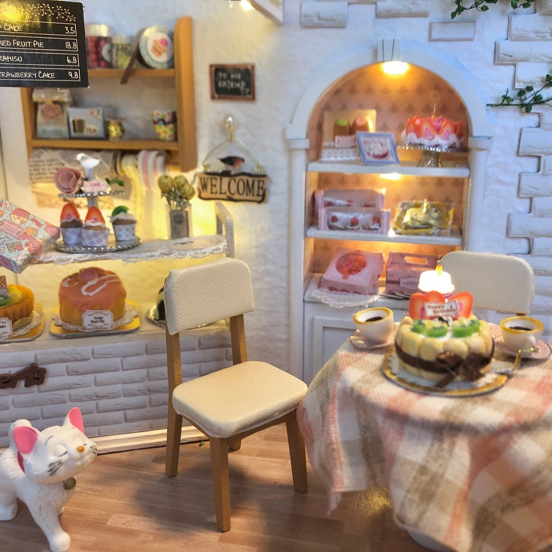 ミニチュアドールハウス　完成品　可愛いケーキ屋さん　カフェ❤︎ ハンドメイドのおもちゃ(ミニチュア)の商品写真