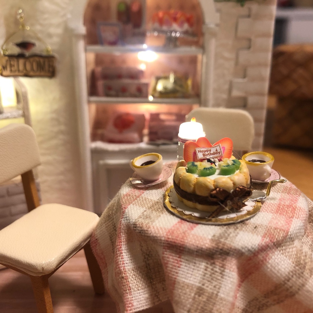 ミニチュアドールハウス　完成品　可愛いケーキ屋さん　カフェ❤︎ ハンドメイドのおもちゃ(ミニチュア)の商品写真