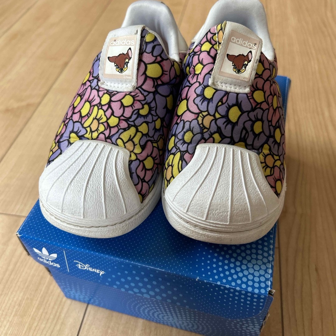 Disney(ディズニー)のadidas Disneコラボスニーカーバンビ16㌢ キッズ/ベビー/マタニティのキッズ靴/シューズ(15cm~)(スニーカー)の商品写真