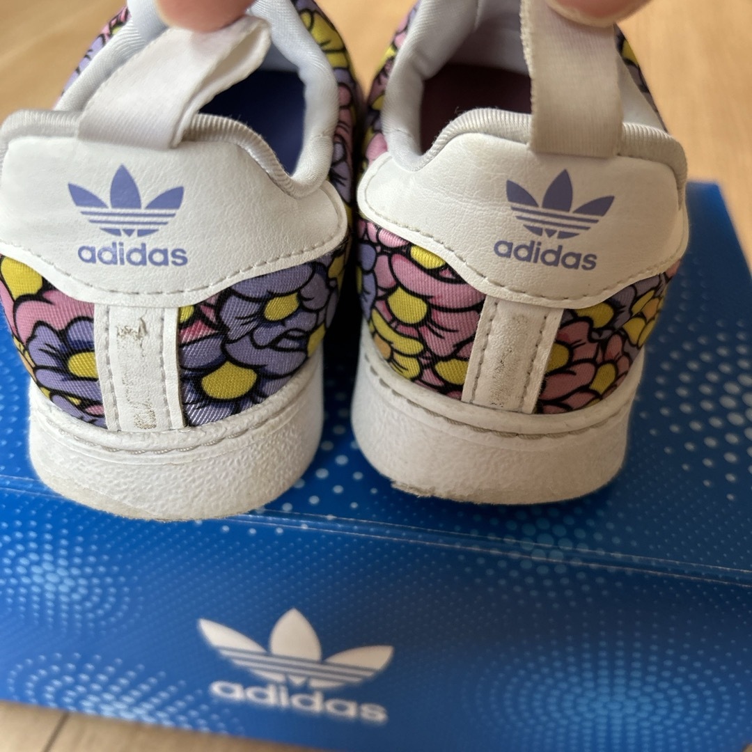 Disney(ディズニー)のadidas Disneコラボスニーカーバンビ16㌢ キッズ/ベビー/マタニティのキッズ靴/シューズ(15cm~)(スニーカー)の商品写真