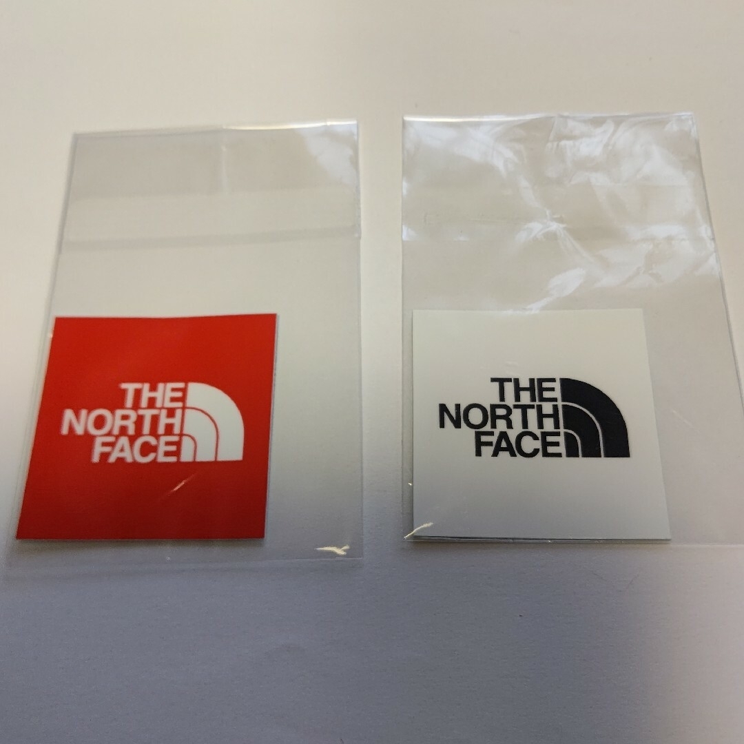 THE NORTH FACE(ザノースフェイス)のアウトドア スクエア ステッカー ホワイト レッド 2枚セット ノースフェイス スポーツ/アウトドアのアウトドア(その他)の商品写真