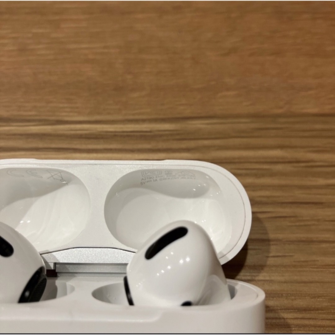 Apple(アップル)のAirPods pro 第一世代　ノイズ有 スマホ/家電/カメラのオーディオ機器(ヘッドフォン/イヤフォン)の商品写真