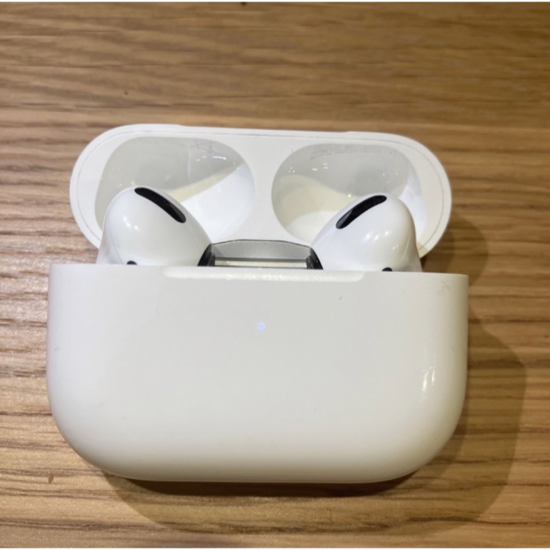 Apple(アップル)のAirPods pro 第一世代　ノイズ有 スマホ/家電/カメラのオーディオ機器(ヘッドフォン/イヤフォン)の商品写真