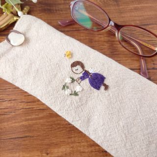 【完売】貝ボタン付き 花刺繍 メガネケース/ペンケース【女の子とこでまりリース】(その他)