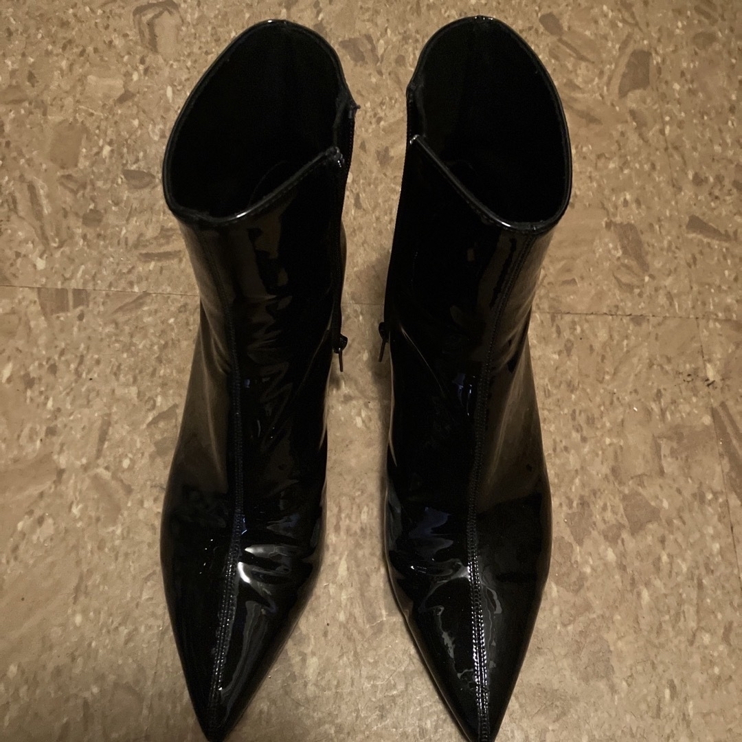 ZARA(ザラ)の最終値下げ　ZARA 表記39 ブーツ　エナメル　ローヒール　ショートブーツ レディースの靴/シューズ(ブーツ)の商品写真