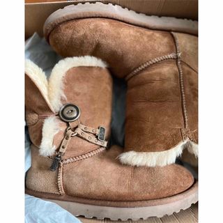 アグ(UGG)のUGG チャーム付き ショートブーツ(ブーツ)