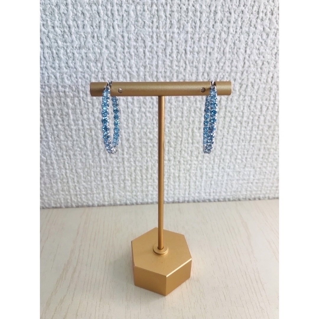 SWAROVSKI(スワロフスキー)の【新品】光沢感 高級感 スワロフスキー Matrix フープピアス ブルー レディースのアクセサリー(ピアス)の商品写真