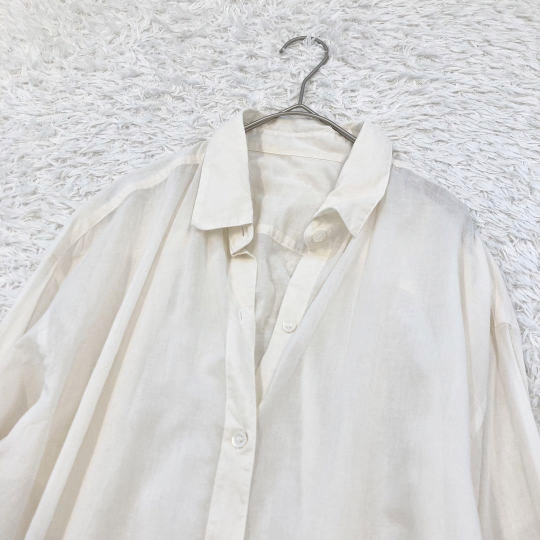 Noble(ノーブル)のNOBLE   ノーブル　コットンローンシャツ　ホワイト　長袖　透け感 レディースのトップス(シャツ/ブラウス(長袖/七分))の商品写真