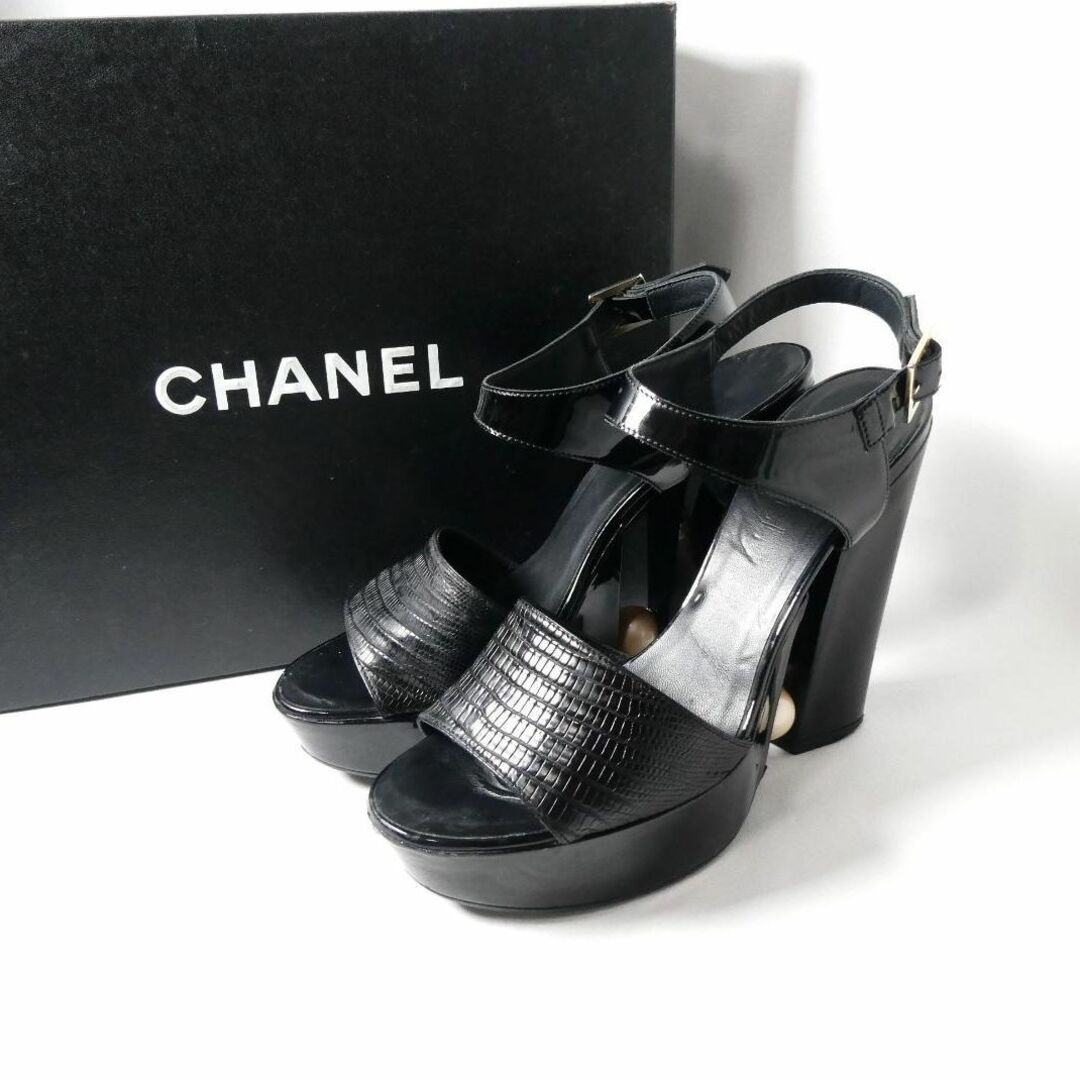 CHANEL(シャネル)の良品 綺麗 CHANEL エナメル オープントゥ チャンキーヒール サンダル レディースの靴/シューズ(サンダル)の商品写真