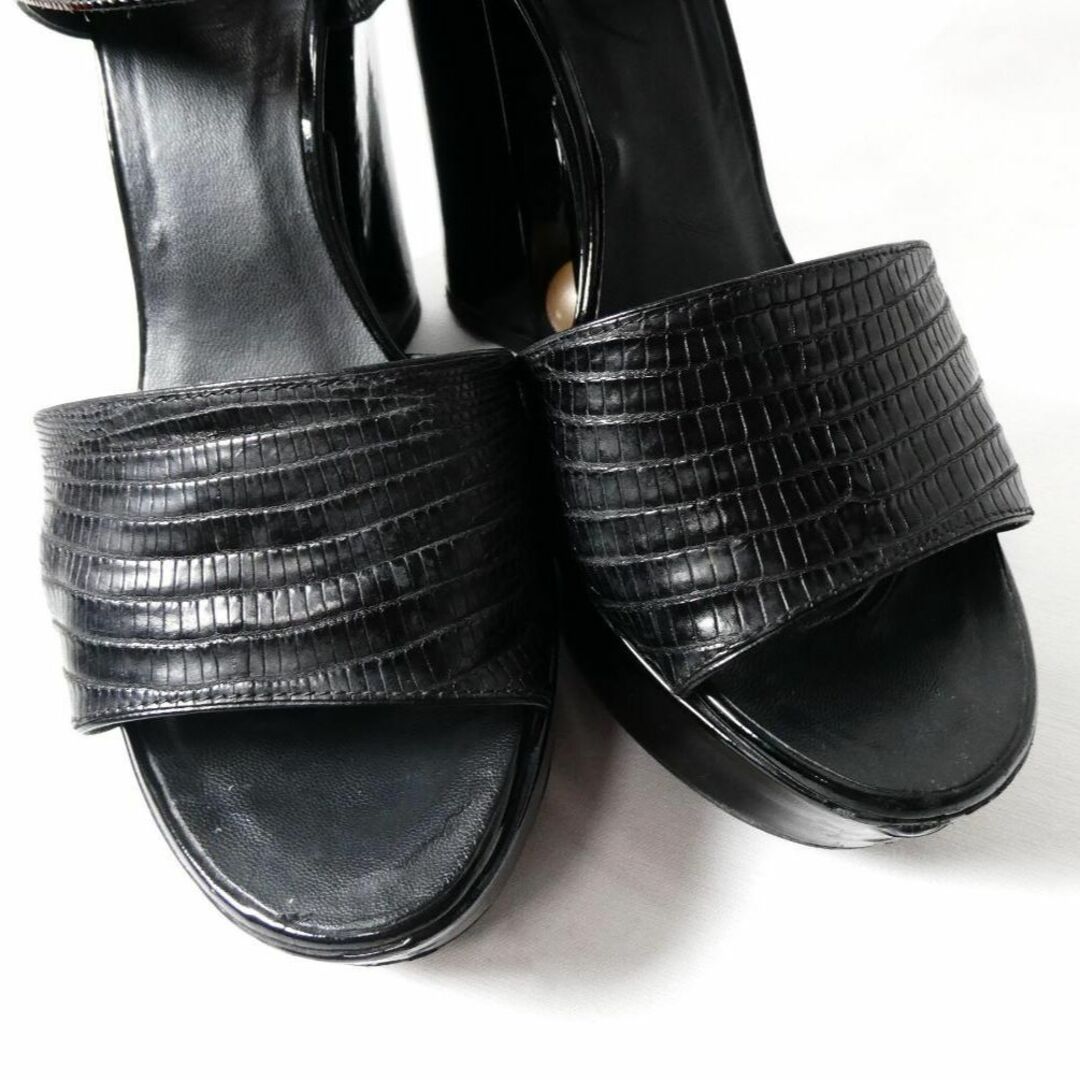 CHANEL(シャネル)の良品 綺麗 CHANEL エナメル オープントゥ チャンキーヒール サンダル レディースの靴/シューズ(サンダル)の商品写真
