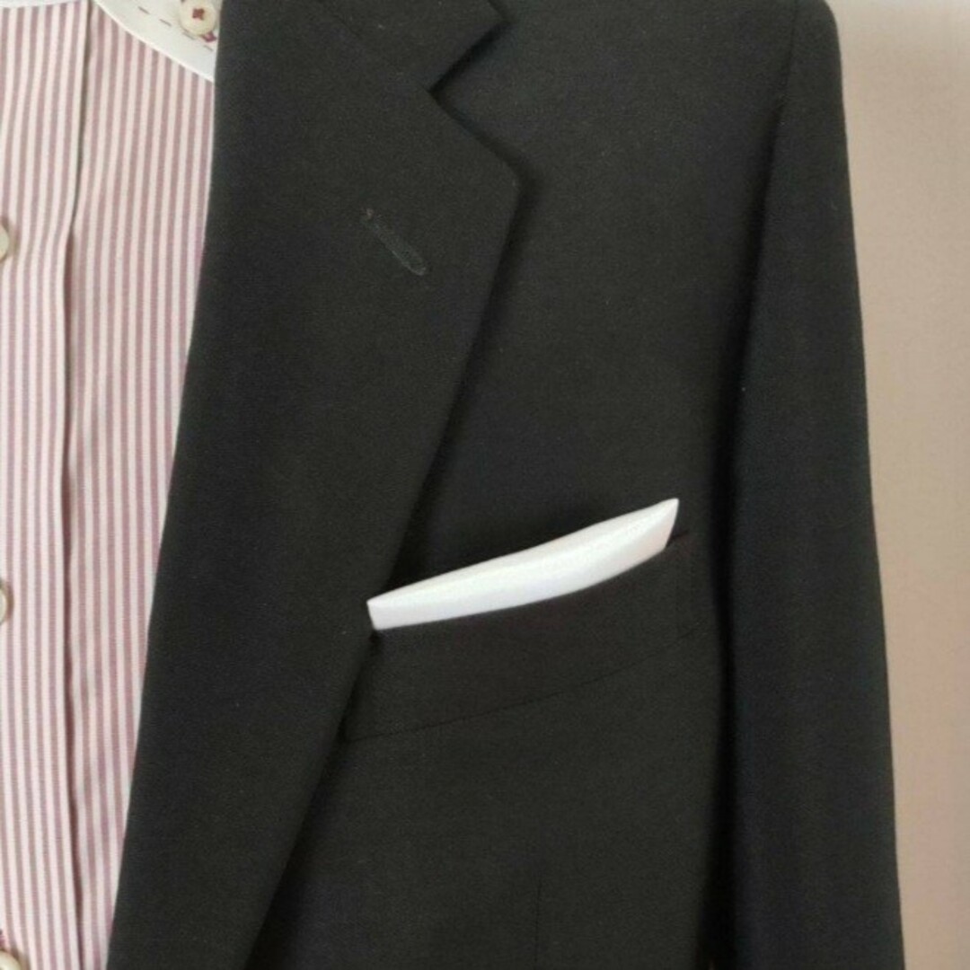スーツ職人がつくったポケットチーフ　白　傾斜あり　シルク100％　右肩上がり メンズのファッション小物(ハンカチ/ポケットチーフ)の商品写真