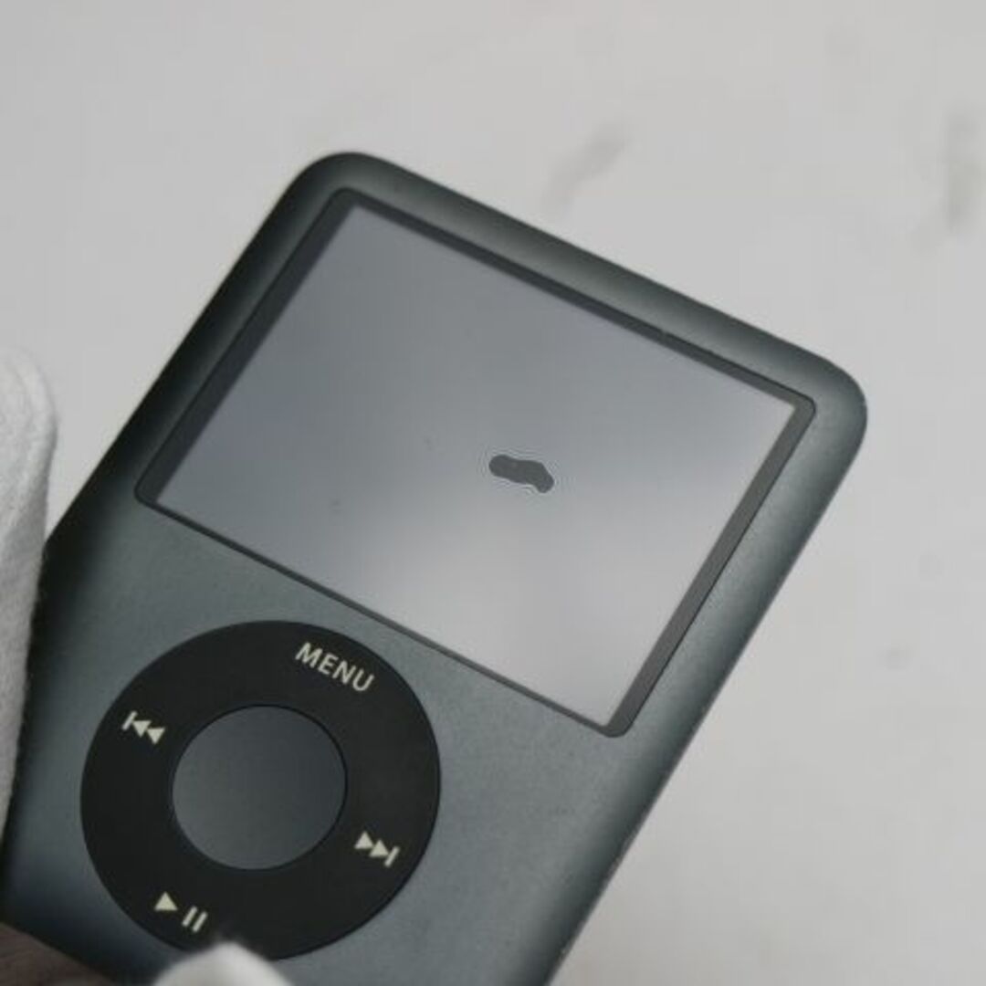 iPod(アイポッド)のiPOD nano 第3世代 8GB ブラック  M444 スマホ/家電/カメラのオーディオ機器(ポータブルプレーヤー)の商品写真