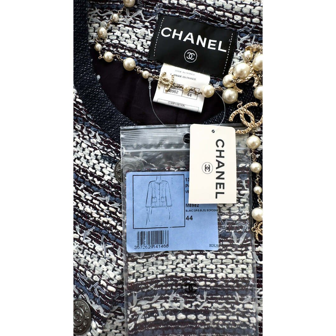 CHANEL(シャネル)のシャネル ジャケット CHANEL ネイビー ホワイト グレー ストライプ コットン ツイード 新品同様 44 レディースのジャケット/アウター(ノーカラージャケット)の商品写真