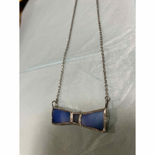 新品・未 蝶ネクタイ風 リボン ブルー ネックレス ステンドグラス ガラス(ネックレス)