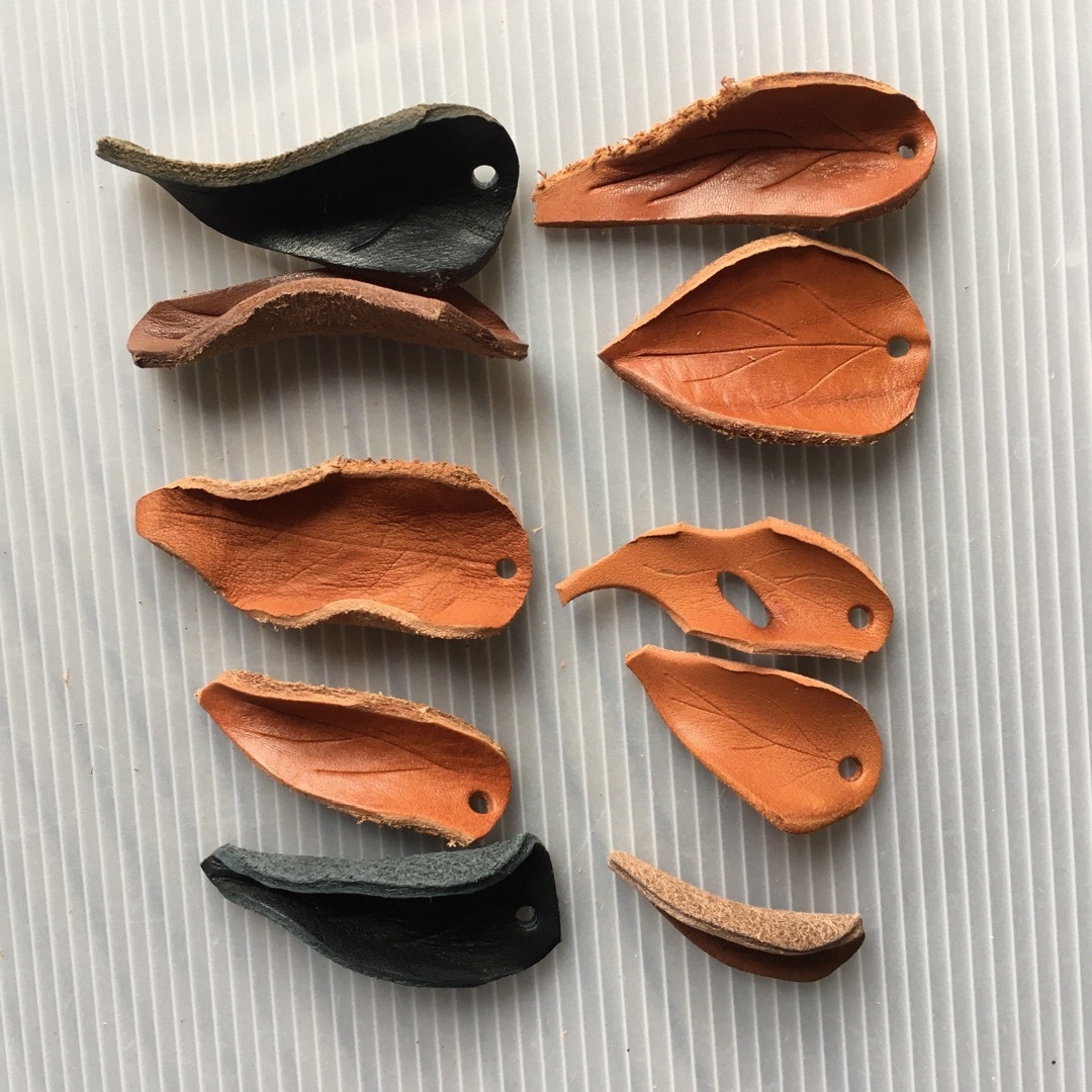 革タグ　落ち葉　枯葉　10個 ハンドメイドの素材/材料(各種パーツ)の商品写真