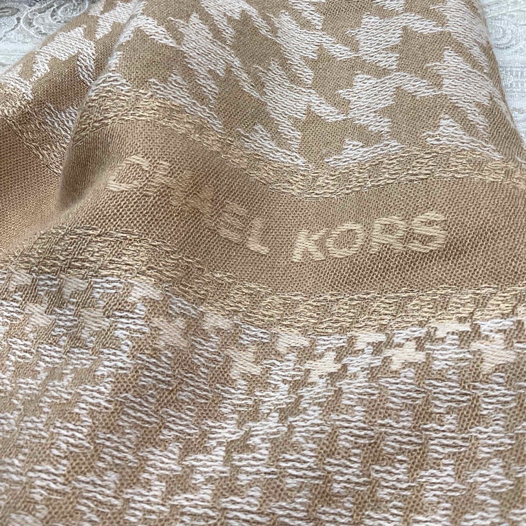 Michael Kors(マイケルコース)の未使用！ MICHAEL KORS マイケルコース　ストール　ベージュ レディースのファッション小物(ストール/パシュミナ)の商品写真