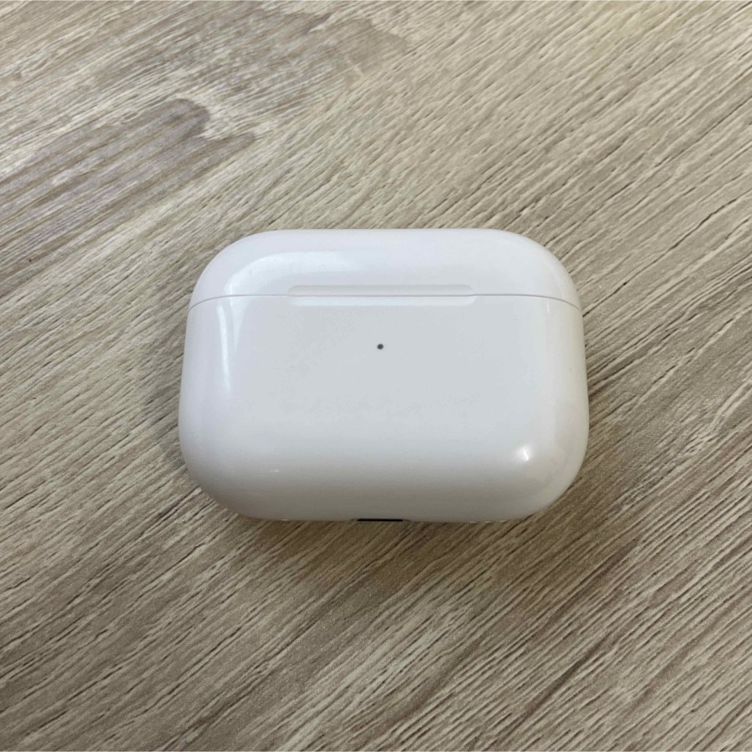 Apple(アップル)のAir pods pro 2 (第二世代) ケースのみ スマホ/家電/カメラのオーディオ機器(ヘッドフォン/イヤフォン)の商品写真