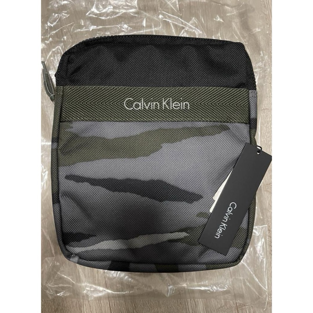 Calvin Klein(カルバンクライン)のCALVIN KLEIN カモ柄 メッセンジャーバッグ メンズのバッグ(ボディーバッグ)の商品写真