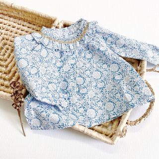 再入荷　ブルー　花柄　刺繍　ブラウス　ボンポワン   べべ  好き(ブラウス)