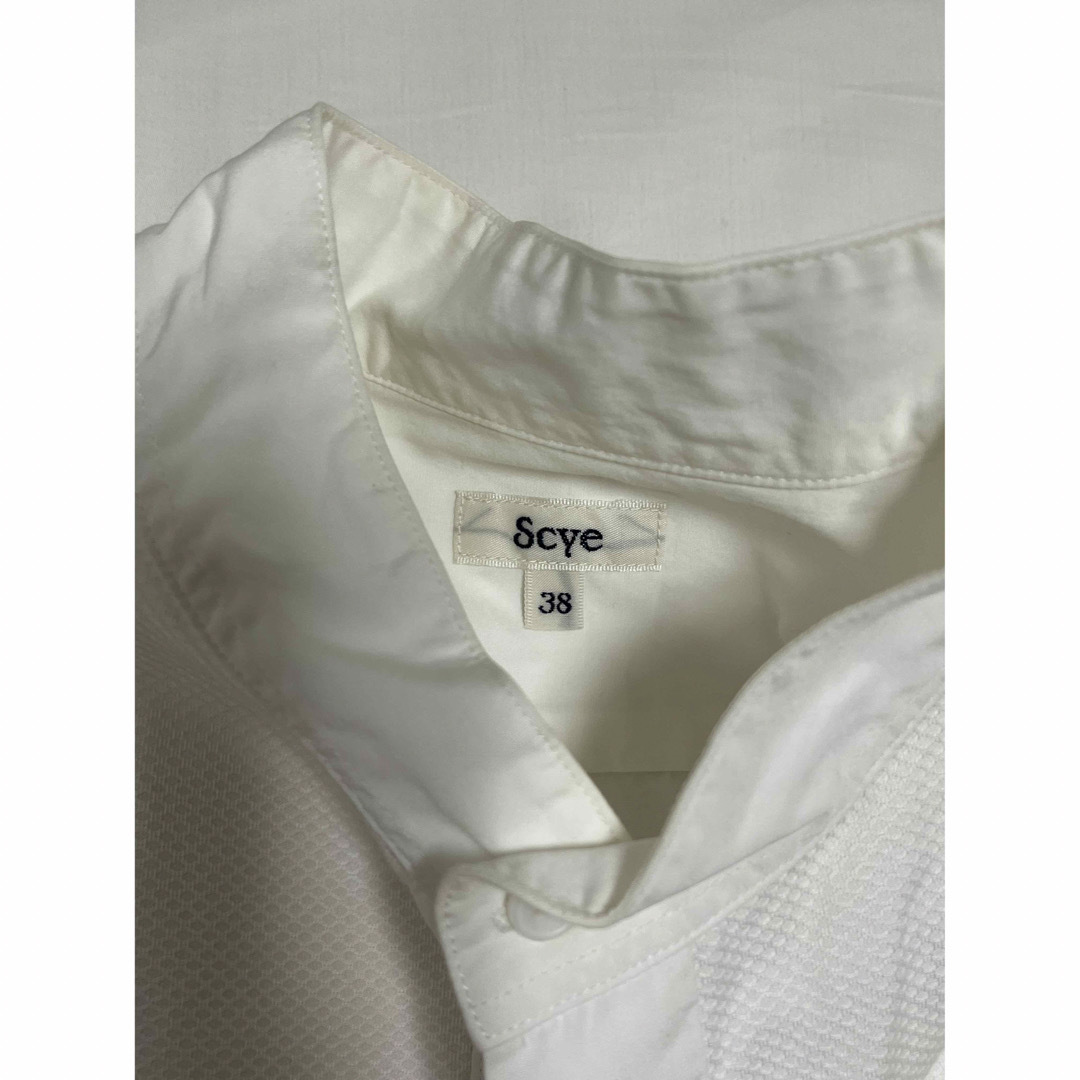 Scye(サイ)のサイ  SCYE  バンドカラー  ブラウス　白シャツ 長袖 ３８  トップス レディースのトップス(シャツ/ブラウス(長袖/七分))の商品写真