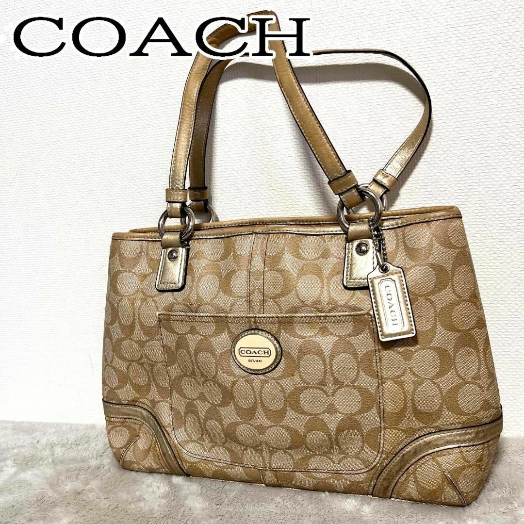 COACH(コーチ)のレア✨COACHコーチセミショルダーバッグトートバッグゴールド金シグネチャー総柄 レディースのバッグ(ショルダーバッグ)の商品写真