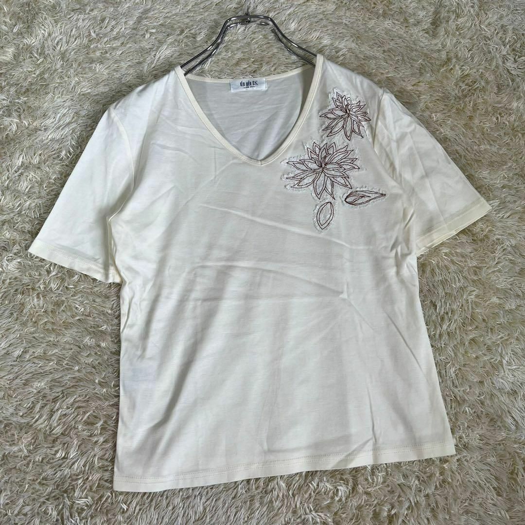 自由区(ジユウク)の自由区 (M) Ｖネック ホワイト Tシャツ ワンポイント花 半袖 レディースのトップス(Tシャツ(半袖/袖なし))の商品写真