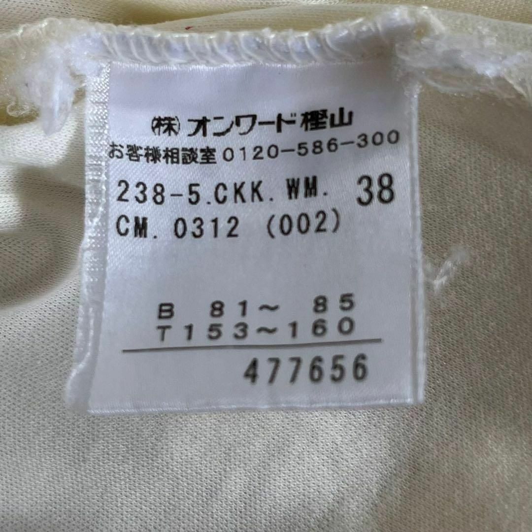 自由区(ジユウク)の自由区 (M) Ｖネック ホワイト Tシャツ ワンポイント花 半袖 レディースのトップス(Tシャツ(半袖/袖なし))の商品写真