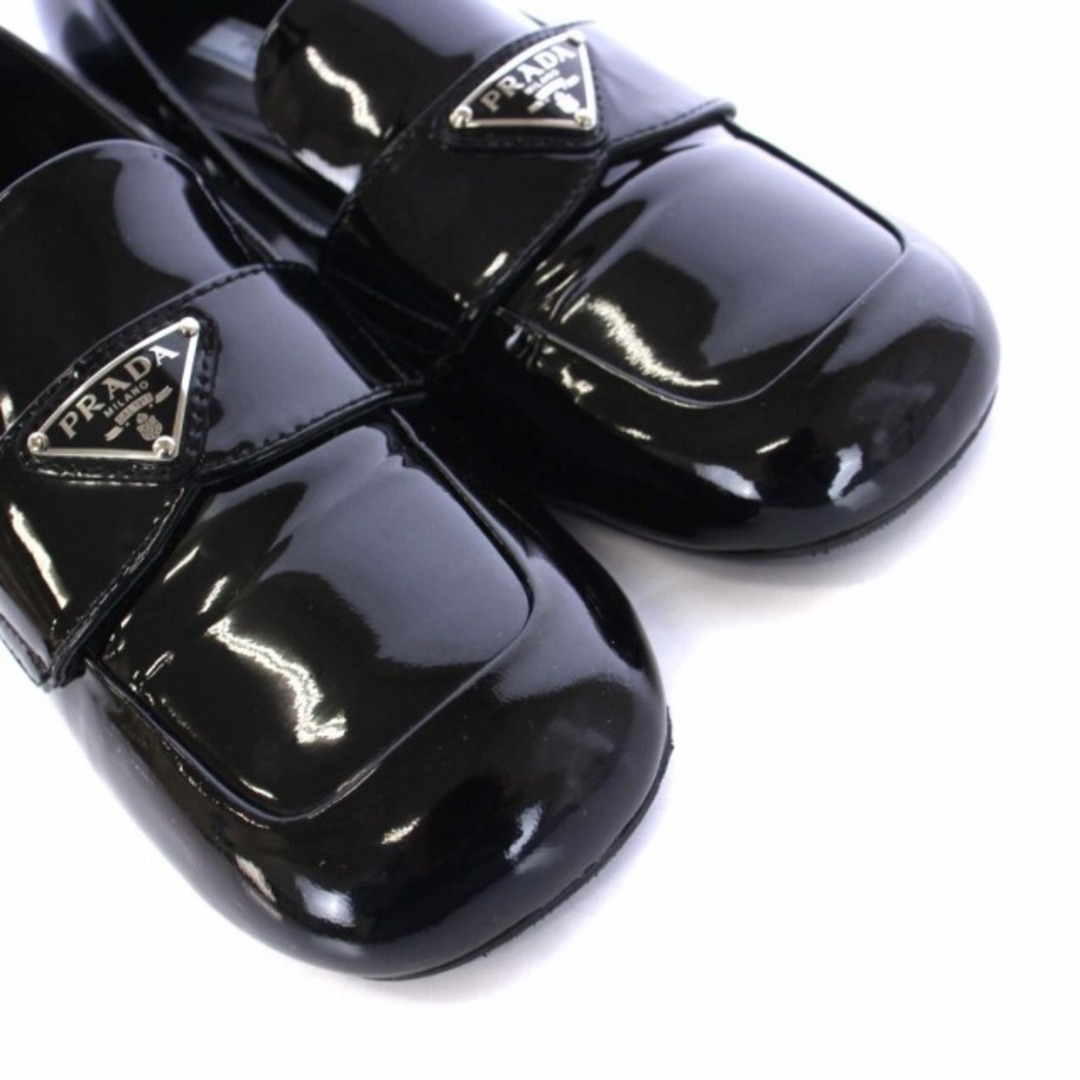 PRADA(プラダ)のプラダ トライアングルプレートローファー スクエアトゥ 黒 1D763M レディースの靴/シューズ(ローファー/革靴)の商品写真